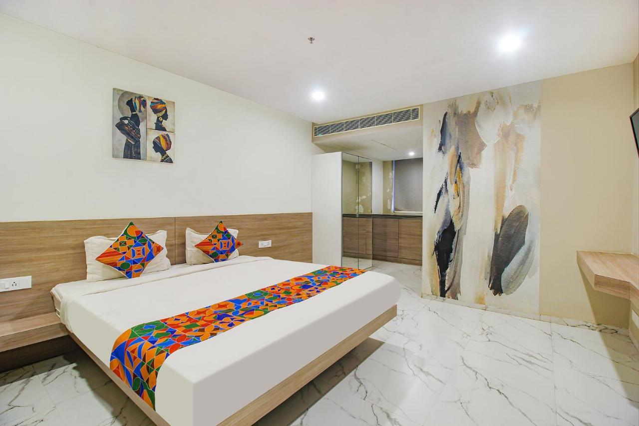 Fabhotel Ssr Fern Suites - 100M From Gsm Mall Madeenaguda Lingampalli Екстериор снимка